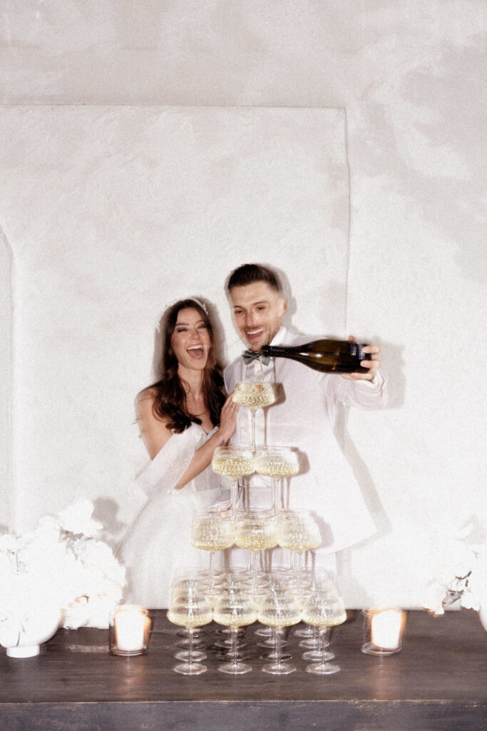 White Wedding Brautpaar Champagner